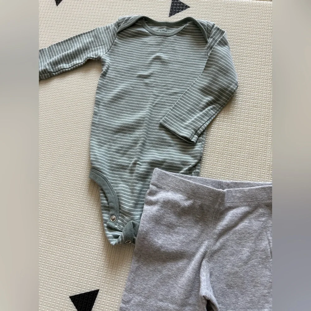 Carters|Baby gender neutral outfit,Striped Green onesie and Gray leggings•••12M
